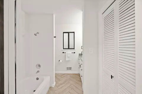 Bath - 5904 Oak Ave, Carmichael, CA 95608 photo 2 of 4