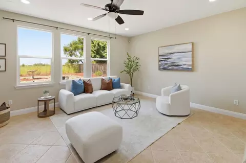 Living - 370 Klein Ave, Vallejo, CA 94592 photo 5 of 7