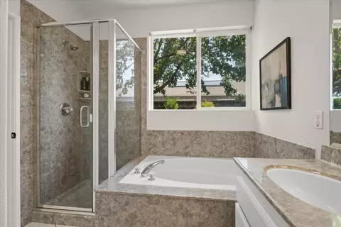 Bath - 1050 Violet Way, Gilroy, CA 95020 photo 3 of 4