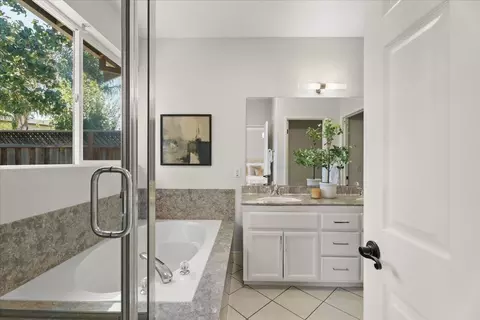 Bath - 1050 Violet Way, Gilroy, CA 95020 photo 2 of 4