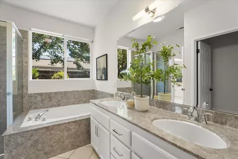 Bath - 1050 Violet Way, Gilroy, CA 95020 photo 4 of 4
