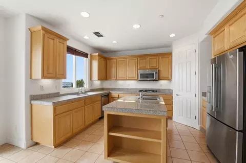Kitchen - 522 Seacliff Pl, Richmond, CA 94801 photo 2 of 2