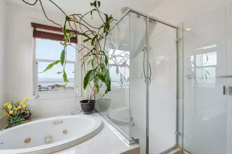 Bath - 522 Seacliff Pl, Richmond, CA 94801 photo 3 of 5