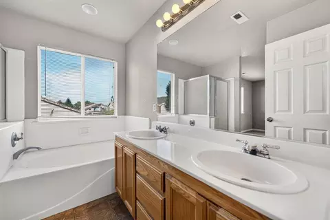 Bath - 1185 Raven Ct, Salinas, CA 93905 photo 3 of 5