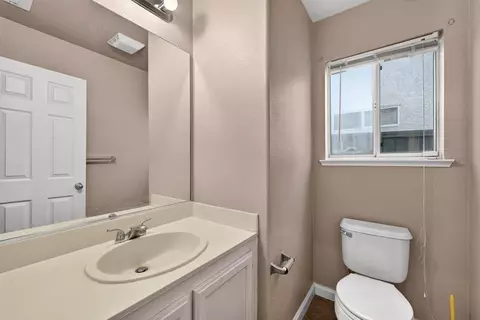 Bath - 1185 Raven Ct, Salinas, CA 93905 photo 5 of 5