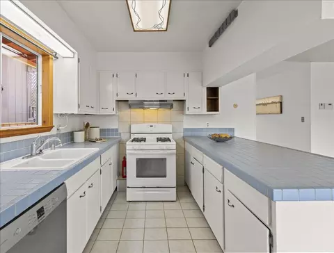 Kitchen - 807 Tierra Alta St, Moss Beach, CA 94038 photo 3 of 4
