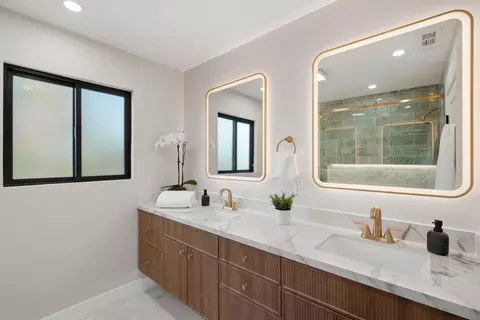 Bath - 400 Patrick Way, Los Altos, CA 94022 photo 2 of 6