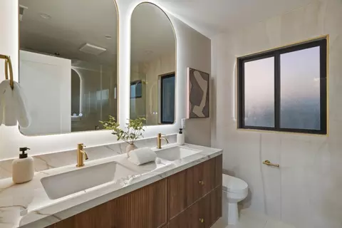 Bath - 400 Patrick Way, Los Altos, CA 94022 photo 4 of 6