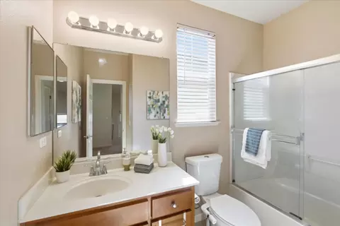 Bath - 730 Tennyson Dr, Gilroy, CA 95020 photo 2 of 4
