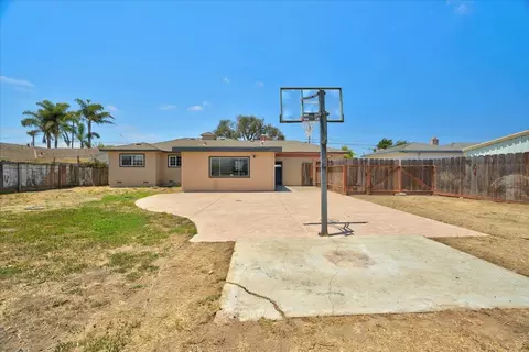 Exterior - 664 Middlefield Rd, Salinas, CA 93906 photo 3 of 9