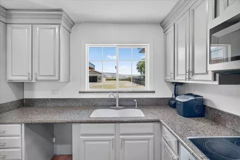 Kitchen - 664 Middlefield Rd, Salinas, CA 93906 photo 3 of 4
