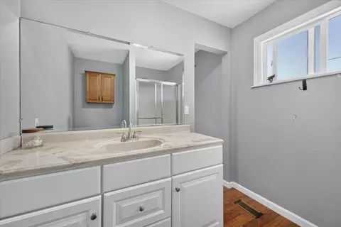 Bath - 664 Middlefield Rd, Salinas, CA 93906 photo 2 of 4