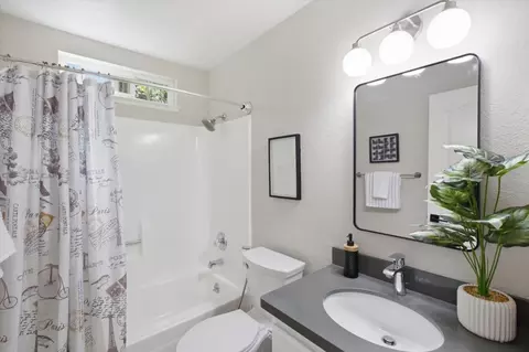 Bath - 577 E Taylor Ave C, Sunnyvale, CA 94085 photo 1 of 2