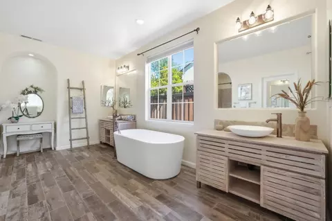 Bath - 7111 Eagle Ridge Dr, Gilroy, CA 95020 photo 4 of 4