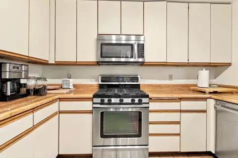Kitchen - 7635 Fallen Leaf Ln, Salinas, CA 93907 photo 2 of 2