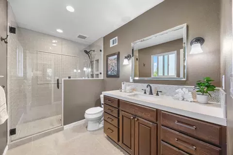 Bath - 1439 Eagles Nest Ln, Gilroy, CA 95020 photo 3 of 3