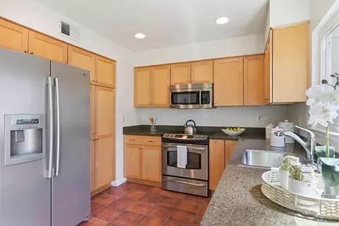 Kitchen - 824 Bay St, Mountain View, CA 94041 photo 1 of 2