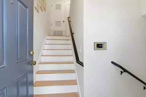 Entry Way - 824 Bay St, Mountain View, CA 94041 photo 2 of 3