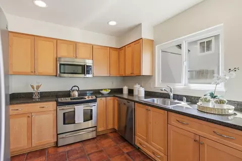 Kitchen - 824 Bay St, Mountain View, CA 94041 photo 2 of 2