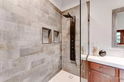 Bath - 900 Larsen Rd, Aptos, CA 95003 photo 7 of 10