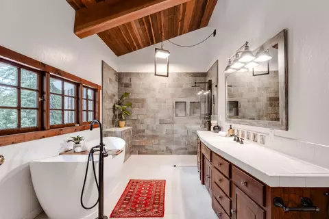 Bath - 900 Larsen Rd, Aptos, CA 95003 photo 2 of 10