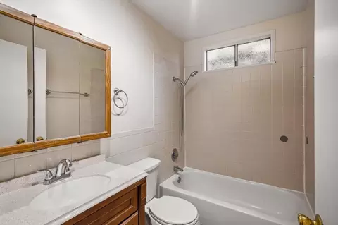 Bath - 1271 Juniper Dr 7, Gilroy, CA 95020 photo 1 of 1