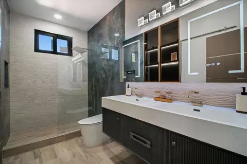 Bath - 806 Emily Dr, Mountain View, CA 94043 photo 2 of 4