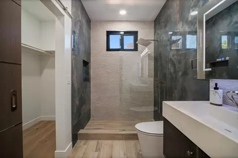 Bath - 806 Emily Dr, Mountain View, CA 94043 photo 3 of 4