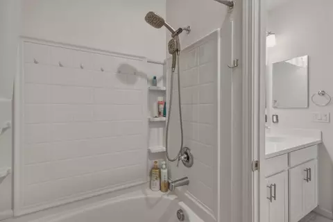 Bath - 6389 Laguna Seca Ln, Gilroy, CA 95020 photo 2 of 5