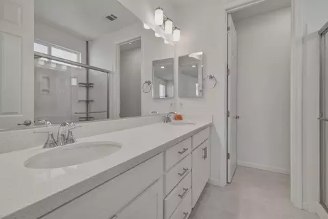 Bath - 6389 Laguna Seca Ln, Gilroy, CA 95020 photo 4 of 5