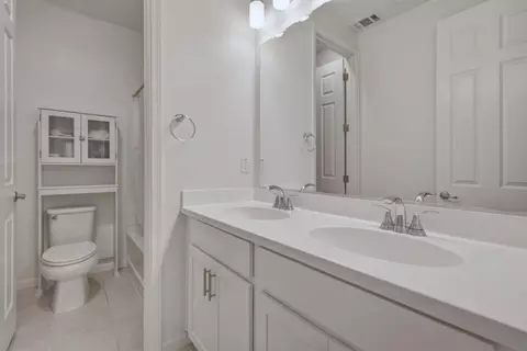 Bath - 6389 Laguna Seca Ln, Gilroy, CA 95020 photo 3 of 5
