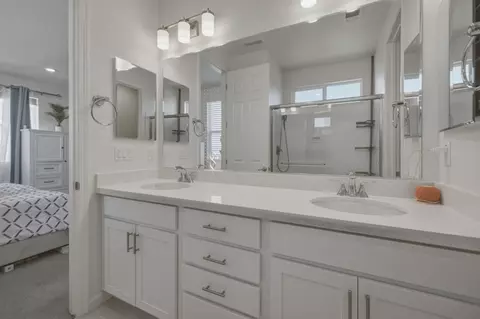 Bath - 6389 Laguna Seca Ln, Gilroy, CA 95020 photo 5 of 5