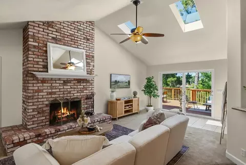Living - 3 White Tail Ln, Monterey, CA 93940 photo 2 of 3