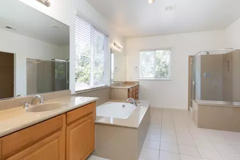 Bath - 4120 Peninsula Point Dr, Seaside, CA 93955 photo 3 of 4