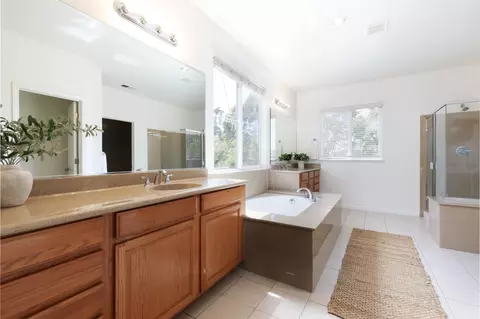 Bath - 4120 Peninsula Point Dr, Seaside, CA 93955 photo 2 of 3