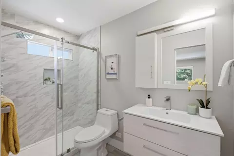 Bath - 982 Wright Ave 3, Mountain View, CA 94043 photo 2 of 3