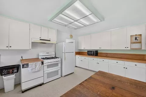 Kitchen - 82 Doering Ln, Watsonville, CA 95076 photo 3 of 4