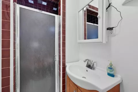 Bath - 82 Doering Ln, Watsonville, CA 95076 photo 1 of 2
