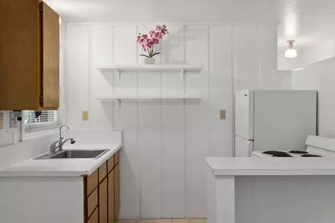 Kitchen - 525 Riverview Dr, Capitola, CA 95010 photo 5 of 7