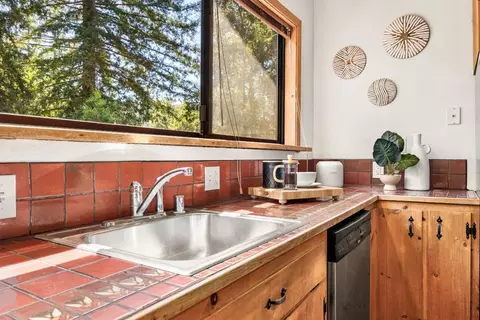Kitchen - 301 Upper Rd, Boulder Creek, CA 95006 photo 3 of 4