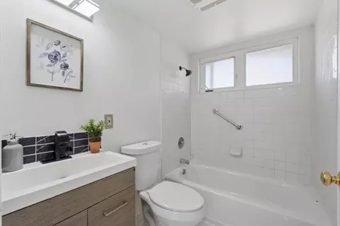 Bath - 78 Chancellor Pl, Berkeley, CA 94705 photo 1 of 2