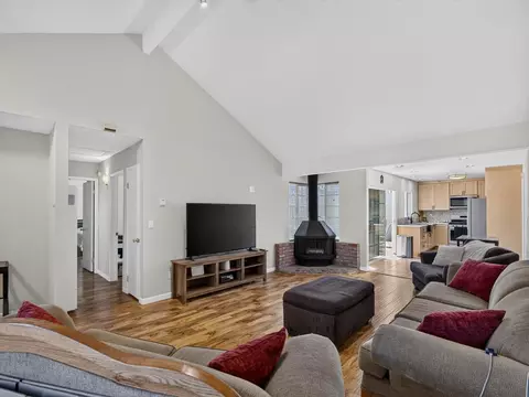 Living - 262 Crestview Dr, Watsonville, CA 95076 photo 2 of 3