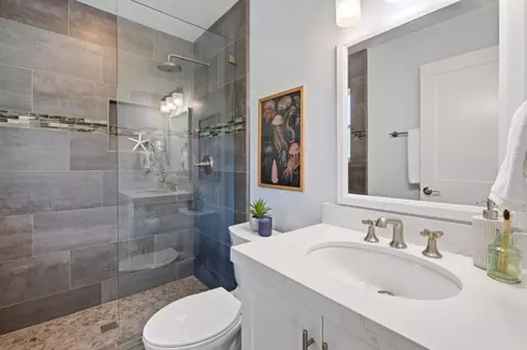 Bath - 915 Pinetree Ln, Aptos, CA 95003 photo 1 of 4