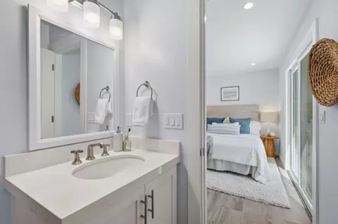 Bath - 915 Pinetree Ln, Aptos, CA 95003 photo 4 of 4