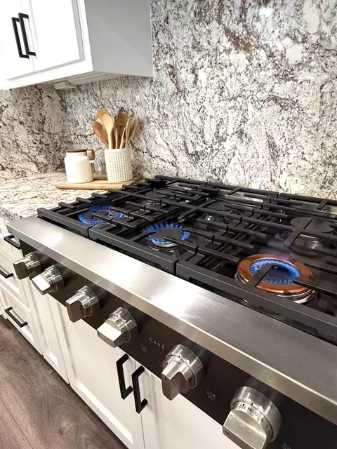 Kitchen - 160 Dan Dr, Hollister, CA 95023 photo 7 of 10