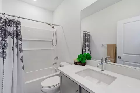 Bath - 2116 Willa Grace Ave, Manteca, CA 95337 photo 4 of 4