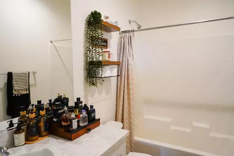 Bath - 823 Mora Cir, Soledad, CA 93960 photo 3 of 4
