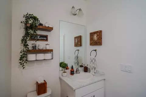 Bath - 823 Mora Cir, Soledad, CA 93960 photo 1 of 4