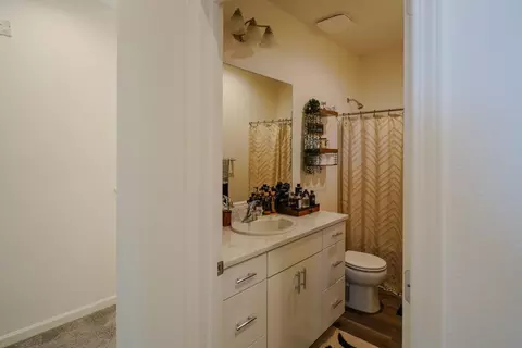 Bath - 823 Mora Cir, Soledad, CA 93960 photo 2 of 4
