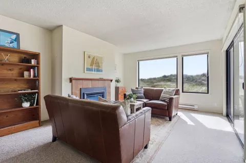 Living - 101 Shell Dr 111, Watsonville, CA 95076 photo 2 of 5